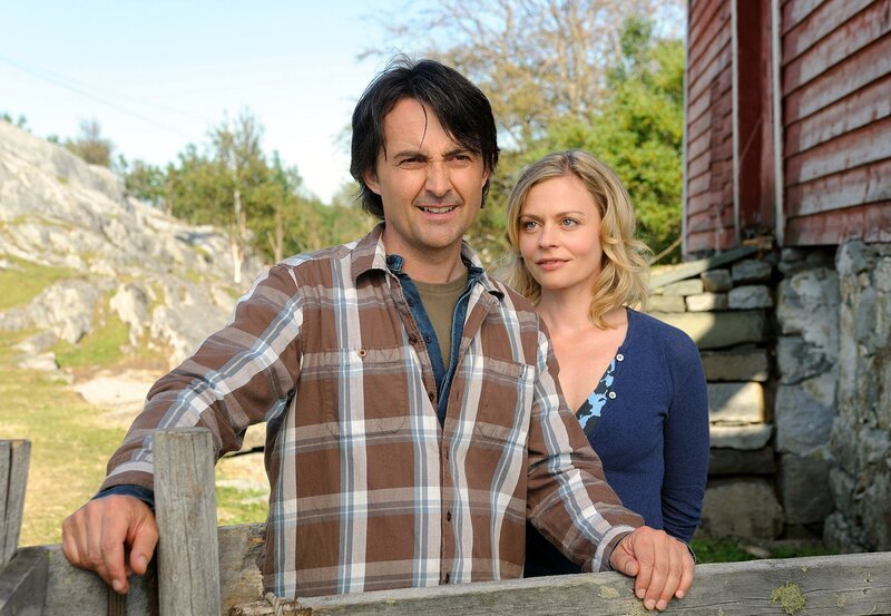 Karen Lund (Susanna Simon) hat in Rune Vigeland (Harald Schrott) ihren Traummann gefunden. – Bild: „ARD Degeto/​ARD Degeto/​Hardy Spitz“ (S2)