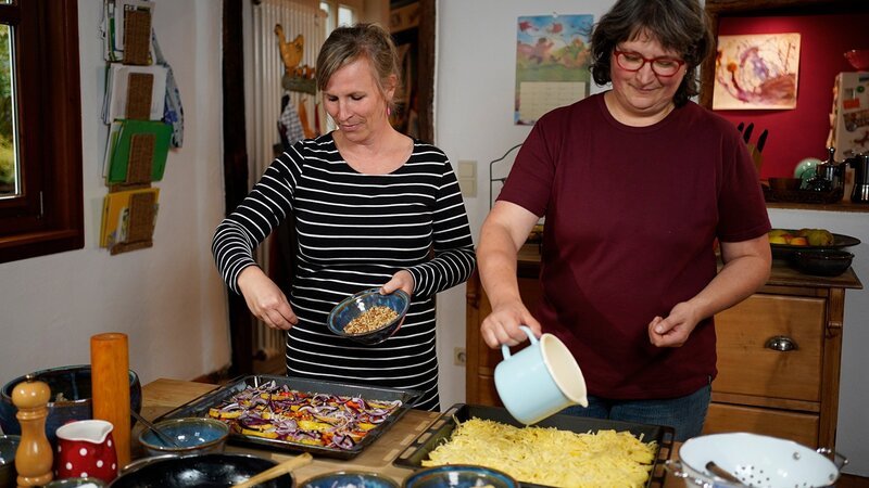 Zu Tisch Rhön – Deutschland Vanessa van der Eyk und Julia Djabalameli machen Blechkuchen. – Bild: SRF/​Berlin Producers Media/​Frederik Klose-Gerlich