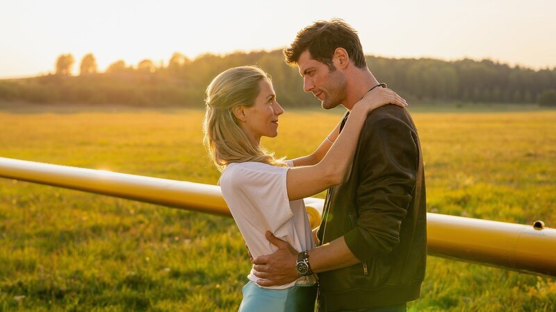 Kommen sich näher: Julia Dietze als Sara, Michael Raphael Klein als Stellan. – Bild: SRF/​ZDF/​Arvid Uhlig