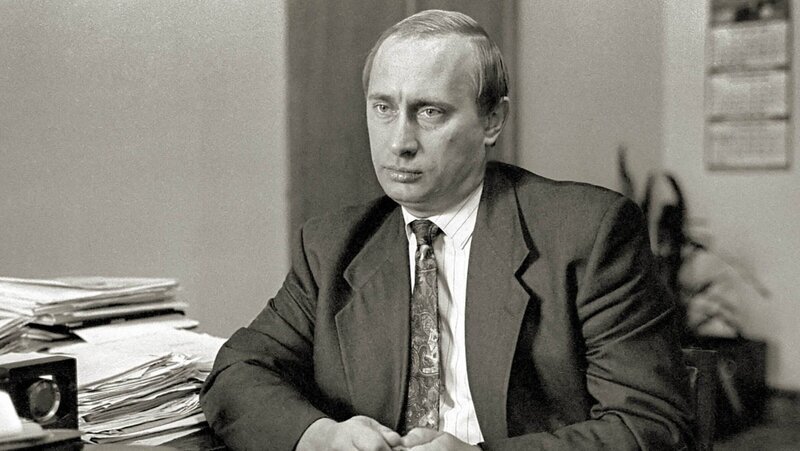 Wladimir Putin, Vorsitzender des Komitees für Außenbeziehungen der Stadtverwaltung St. Petersburg, in seinem Büro. – Bild: ZDF und Imago