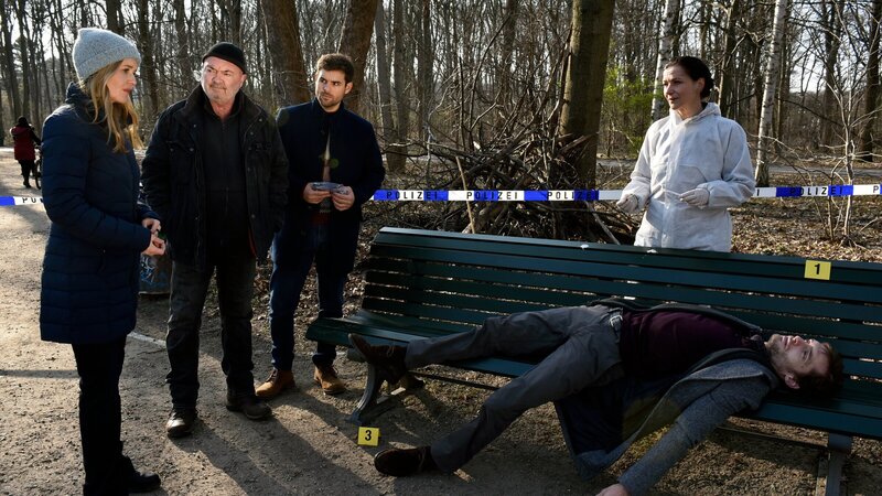 Die Kommissare Linett Wachow (Stefanie Stappenbeck, l.), Otto Garber (Florian Martens, 2.v.l.) und Nils Makowski (Lucas Reiber, M.) und Rechtsmedizinerin Dr. Gabriele Simkeit (Eva Sixt, 2.v.r.) ermitteln an einem Tatort im Tiergarten. Alexander Möwe (Vinzenz Wagner, r.) wurde ermordet. – Bild: ZDF und Katrin Knoke