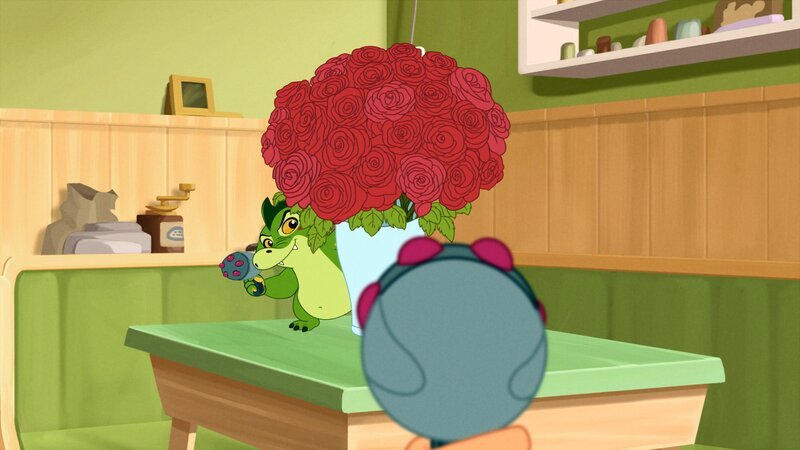 Hektor versteckt sich hinter einem Rosenstrauß. – Bild: ORF 1