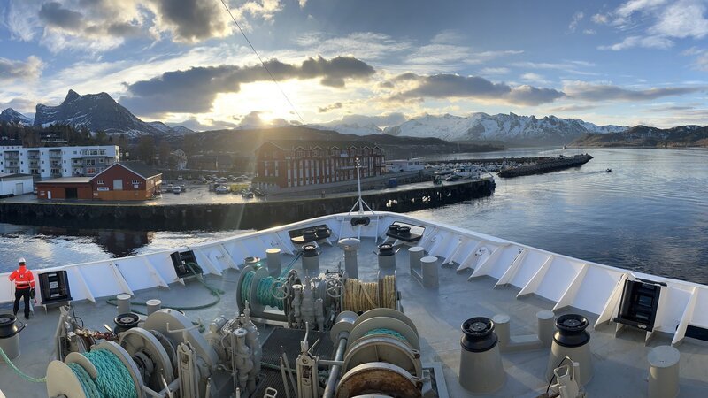 Die Hurtigruten-Schiffe haben nicht nur Touristen an Bord, sondern transportieren auch Post, Autos und Waren die norwegische Küste entlang. Dementsprechend oft wird angelegt. – Bild: ZDF und Marie Koytek Die Hurtigruten-Schiffe haben nicht nur Touristen an Bord, sondern transportieren auch Post, Autos und Waren die norwegische Küste entlang. Dementsprechend oft wird angelegt. – Bild: ZDF und Marie Koytek