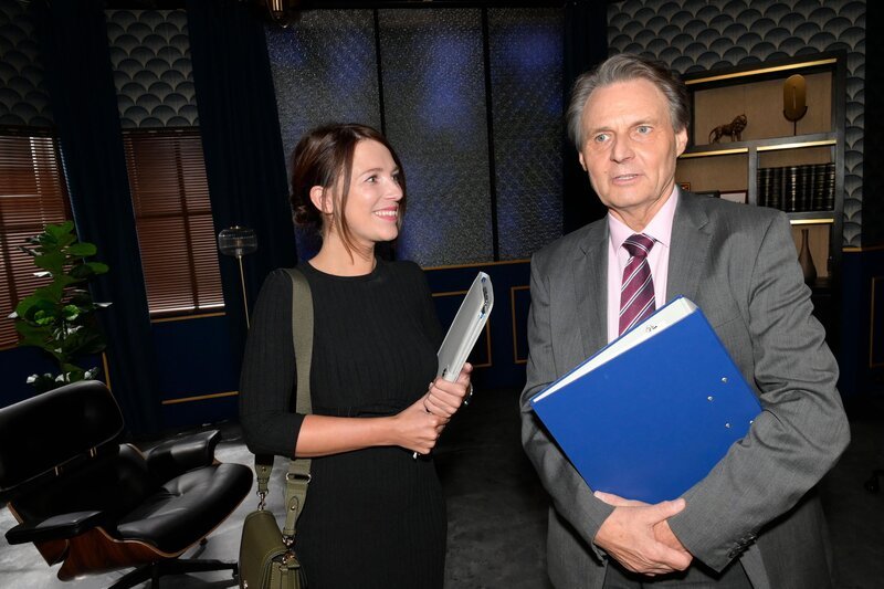 Lilly (Iris Mareike Steen) ist froh, dass Gerner (Wolfgang Bahro) Julians Projekt investieren will. – Bild: RTL /​ Rolf Baumgartner /​ Schrecken ohne Ende