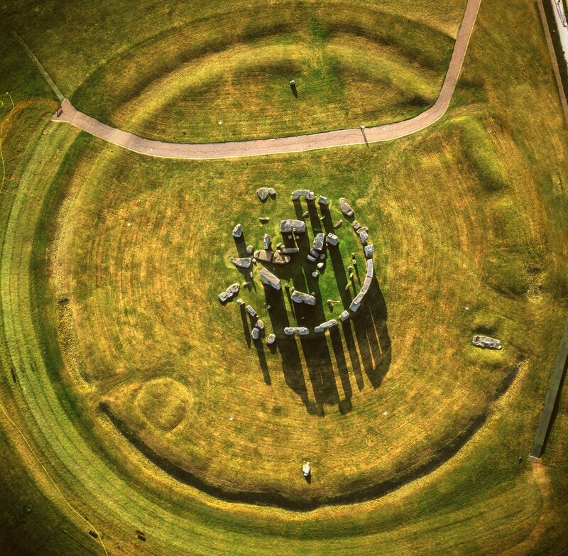 Luftaufnahme von Stonehenge, prähistorisches Monument und Steinkreis, UNESCO-Weltkulturerbe, Salisbury Plain, Wiltshire, England, Vereinigtes Königreich. – Bild: THE HISTORY CHANNEL /​ A+E Networks
