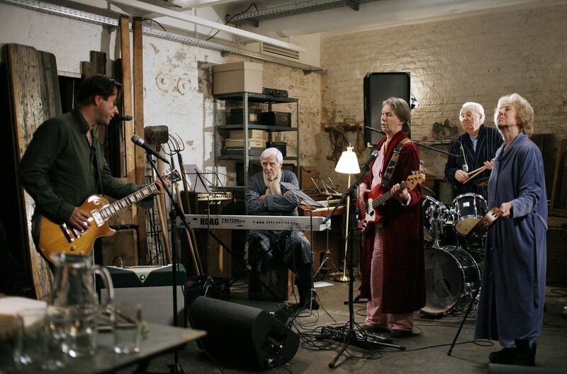 Jan Josef Liefers (Rocco), Joachim Fuchsberger (Degenhard Schagowetz), Libgart Schwarz (Josefine), Rudolf Nedorost (Schlagzeuger der ‚Herzschrittmacher‘), Bibiana Zeller (Sissi). – Bild: ORF/DOR FILM/Petro Domenigg Jan Josef Liefers (Rocco), Joachim Fuchsberger (Degenhard Schagowetz), Libgart Schwarz (Josefine), Rudolf Nedorost (Schlagzeuger der ‚Herzschrittmacher‘), Bibiana Zeller (Sissi). – Bild: ORF/DOR FILM/Petro Domenigg
