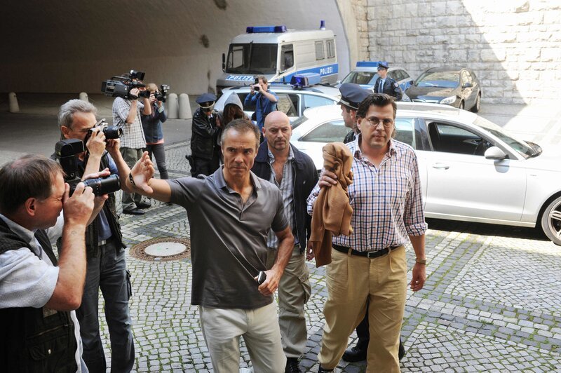 Justizsenator Ertel (Hans-Jochen Wagner, vorne r.) steht am Abgrund, denn seine Gelegenheits-geliebte, beschuldigt ihn der Vergewaltigung. Ertels Anwalt, Dr. Georg Actis (Hannes Jaenicke, vorne M.), verspricht dem Senator, ihn aus seiner unglücklichen Situation herauszuboxen. Doch plötzlich steht Actis selbst unter dem Verdacht der Mittäterschaft … – Bild: Stefan Erhard