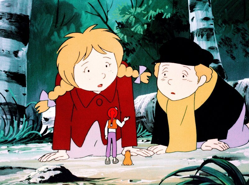 Asa und Maats wundern sich über die Ähnlichkeit des kleinen „Wichtelmännchen“ mit dem Jungen Nils Holgersson, den sie aus Vämmenhög kannten. – Bild: ORF/​Apollo Filmverleih