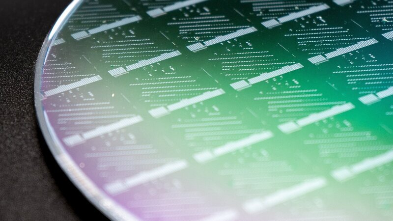 Der „Graphen-Photonic Wafer“ der Firma Black Semiconductor nutzt ein innovatives Verfahren auf Basis von Kohlenstoff (Graphen) um die die Datenübertragung von Chips zu beschleunigen. – Bild: ZDF