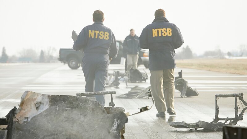Das Team des National Transportation Safety Board hat sich der Aufklärung des Flugzeugunglücks auf dem Quincy Regional Airport verpflichtet. – Bild: Cineflix International Media Ltd.