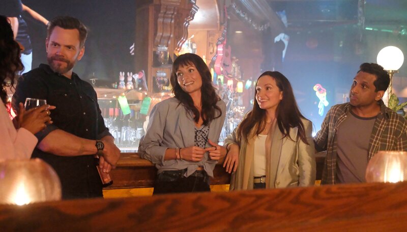 L-R: Frank Shaw (Joel McHale), Victoria Sands (Grace Palmer), Melinda (Eve Palmer), and Amit Patel (Ravi Patel) – Bild: FOX Entertainment /​ Bettina Strauss