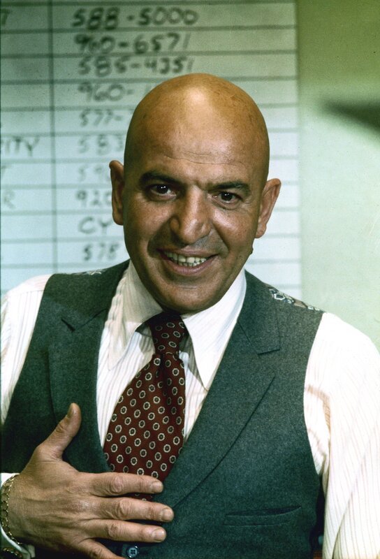 Theo Kojak (Telly Savalas) verrichtet die Polizeiarbeit mit Begeisterung. – Bild: Kabel Eins Classics