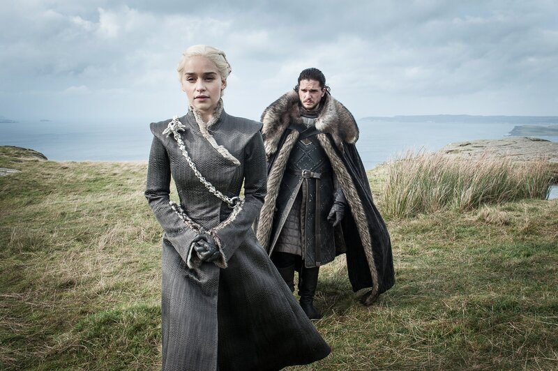 L-R: Daenerys Targaryen (Emilia Clarke) und Jon Snow (Kit Harington) – Bild: Home Box Office, Inc.