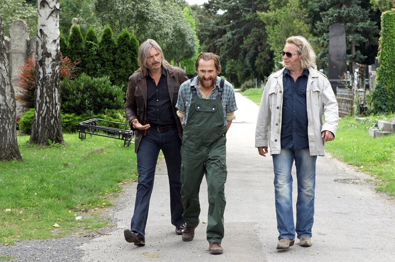 „Soko Donau“, „3 Millionen Tote.“ Oberst Dirnberger ist verschwunden. Carl, Helmuth und Penny finden seinen Wagen mit Blutspuren am Zentralfriedhof – offenbar fand ein Schusswechsel statt. Die Ermittler arbeiten unter höchstem Zeitdruck, in der Hoffnung ihren Chef lebend zu finden. Im Bild (v.li.): Stefan Jürgens (Carl Ribarski), Christian Strasser (Michael Budka), Gregor Seberg (Helmuth Nowak). – Bild: ORF/​SATEL-Film