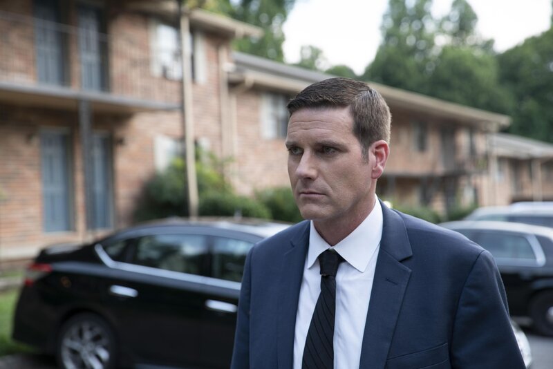 Wenn ein betrunkener Streit in einer Biker-Bar tödlich wird, muss Kenda eine Fahndung nach zwei Verdächtigen starten, die mit einem kleinen Jungen im Schlepptau fliehen. – Bild: Jupiter Entertainment, 2018 Lizenzbild frei