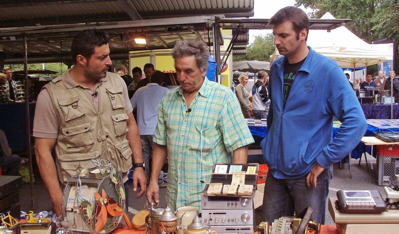 Trödelexperte Sükrü (li.) mit Peter und dessen Sohn Lars auf dem Flohmarkt – Bild: RTL II