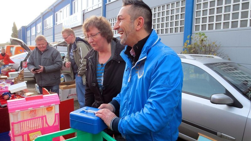 Von links: Werner, Karsten, Regina und Trödel-Experte Mauro Corradina auf dem Flohmarkt. – Bild: RTL II