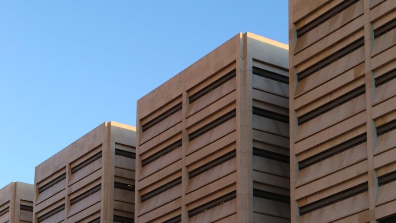 The Justice Center Complex is a building complex located in the Civic Center District in Cleveland, Ohio, in the United States. The complex consists of the Cleveland Police Headquarters Building, the Cuyahoga County and Cleveland Municipal Courts Tower, and the Correction Center Jail – Bild: Douglas Sacha