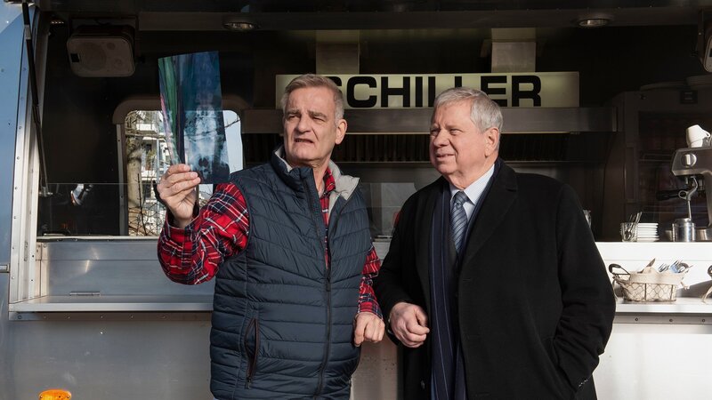 Der Staatsanwalt Ein neues Leben Der ehemalige Arzt und Imbissbetreiber und der Staatsanwalt betrachten ein Röntgenbild: Heinrich Schafmeister als Stefan Schiller, Rainer Hunold als Bernd Reuther – Bild: SRF/​ZDF/​Andrea Enderlein