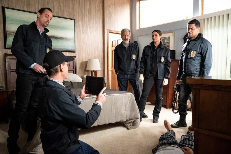(v.l.n.r.) Timothy McGee (Sean Murray); Jimmy Palmer (Brian Dietzen); Alden Parker (Gary Cole); Jessica Knight (Katrina Law); Nick Torres (Wilmer Valderrama) – Bild: Robert Voets /​ CBS /​ CBS ENTERTAINMENT /​ PARAMOUNT GLOBAL, INC.