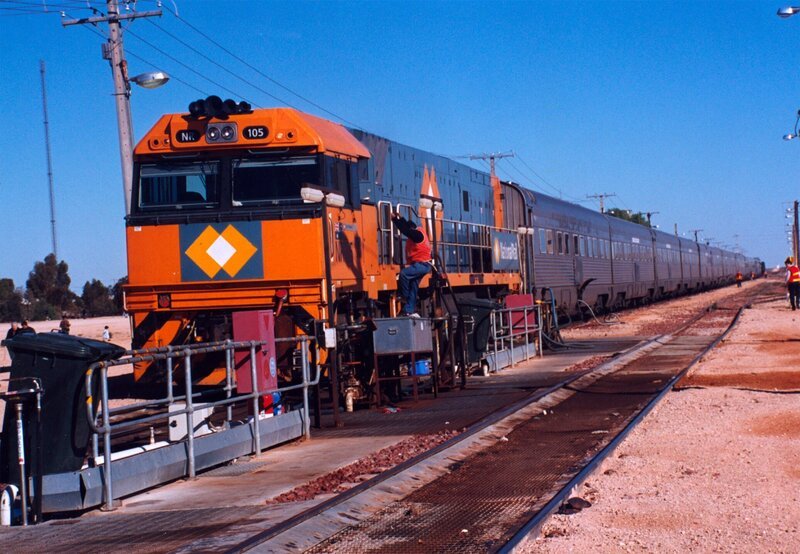 Auf seiner 4.352 Kilometer langen Fahrt quer durch den australischen Kontinent rattert der „Indian Pacific-Express“ durch eine der einsamsten Gegenden der Welt: die Nullarbor-Wüste, in der es Orte mit nur drei Einwohner:innen gibt und an deren Kargheit einst Goldsucher:innen und Erober:innen scheiterten. – Bild: SWR/​NDR/​H. Bertram