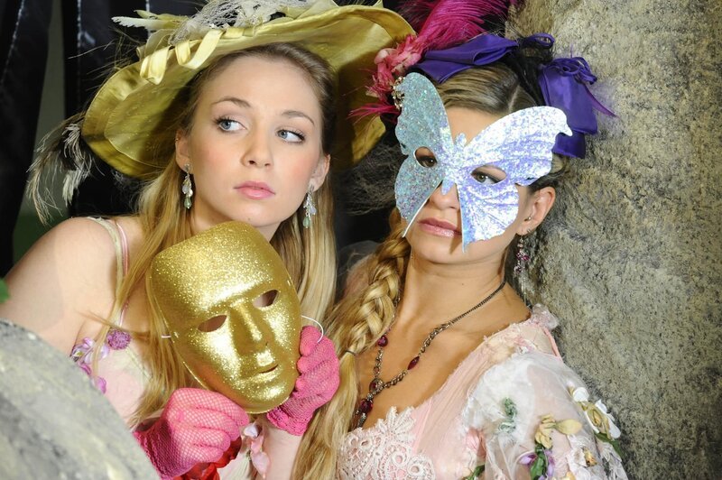 Bevor Lily (Jil Funke, l.) und Mia (Josephine Schmidt, r.) eine Kurzfassung des Sommernachtstraums im Gefängnis vorführen können, muss zunächst ein JVA-Beamter das Stück abnehmen. Wird alles gut gehen und Jojo seine Überraschung bekommen? – Bild: SAT.1 /​ Oliver Ziebe