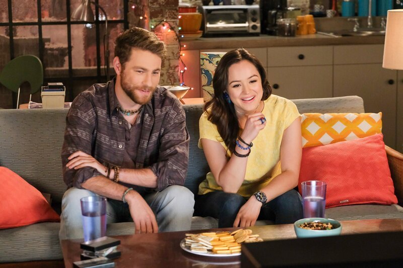 Cameron Fuller (Heath), Hayley Orrantia (Erica Goldberg). – Bild: ORF/​Sony Pictures/​ABC/​Scott Everett White