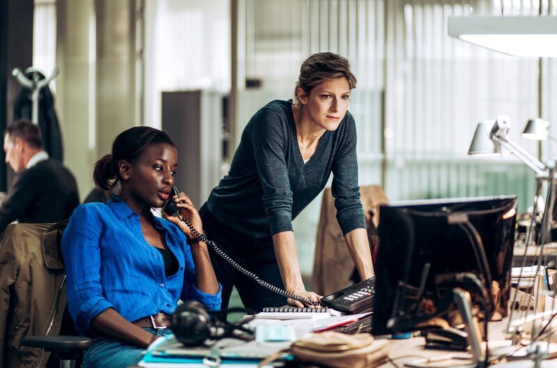 Sophie Cross (Alexia Barlier, r.) und Kommissarin Amina Dequesne (Mariame Gueye, l.) ermitteln in einem neuen Mordfall. – Bild: ARD Degeto/​ndF international Productions/​Les Gens/​Gardner & Domm/​France TV/​Sofie Gheysens
