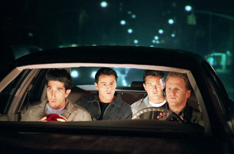 From left: Ross Geller (David Schwimmer), Joey (Matt LeBlanc), Chandler (Matthew Perry) and Gary (Michael Rapaport). – Bild: Disney /​ Disney•Pixar /​ Lucasfilm LTD /​ Marvel