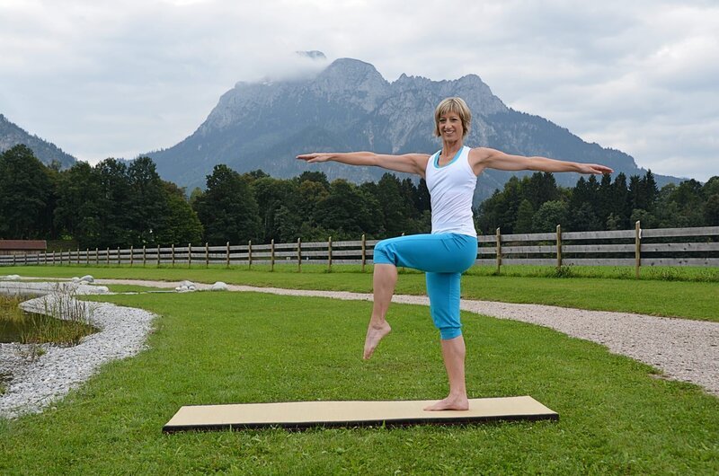 Gabi Fastner bei einer Stabilitätsübung. – Bild: BR