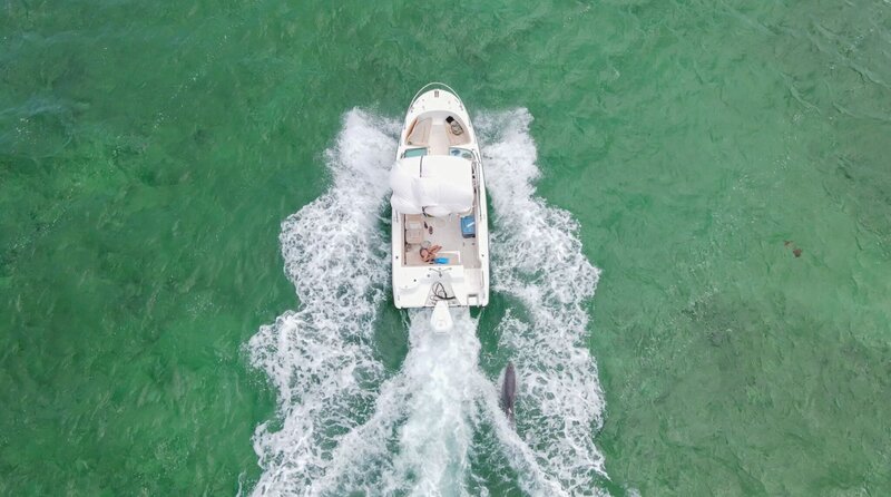 Jay Sargent und Ehemann John Bahret auf ihrem Boot in Turks & Caicos. – Bild: Premium United Media Group, Inc. /​ Discovery Communications, LLC