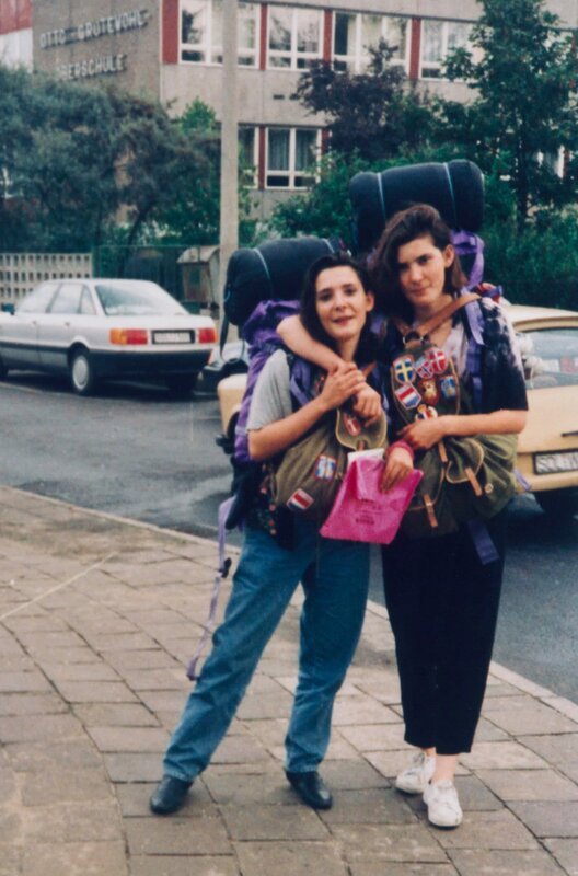 Nicole Eikenberg zieht kurz nach der Wende los, mit ihrer Schwester – Bild: NDR/​Pier 53 Filmproduktion