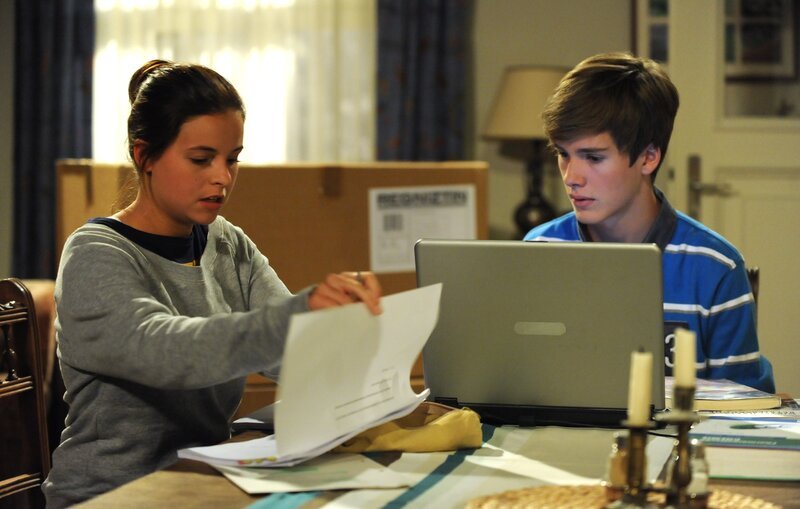 Charlie hilft Patrick, einen Lernplan zu erstellen. Von links: Charlie Keller (Marie-Claire Schuller) und Patrick Westenrieder (Lucas Bauer). – Bild: BR/​Marco Orlando Pichler