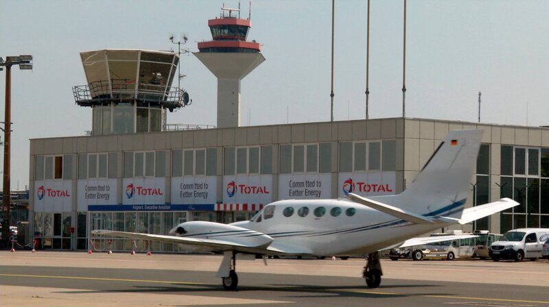 Privatjet am General Aviation Terminal am Frankfurter Flughafen. – Bild: HR