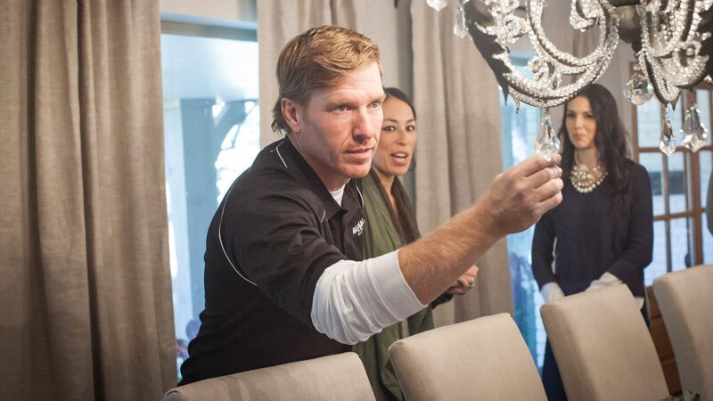Chip & Joanna Gaines schauen sich die Dekoration an – Bild: Warner Bros. Discovery