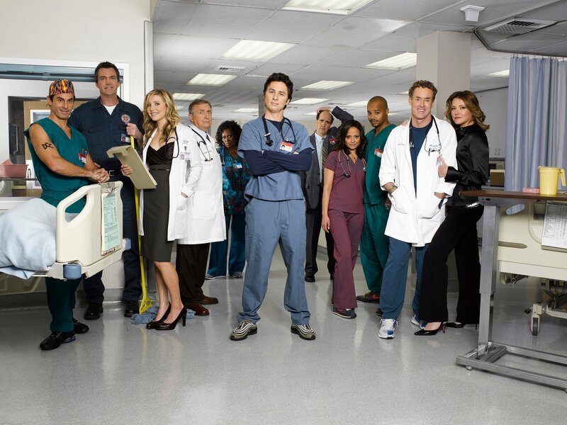 Die Truppe vom Sacred Heart Hospital: (v.l.n.r.) Dr. Todd Quinlan (Robert Maschio), Hausmeister (Neil Flynn), Elliot (Sarah Chalke), Dr. Bob Kelso (Ken Jenkins), Schwester Laverne Roberts (Aloma Wright), J.D. (Zach Braff), Ted Buckland (Sam Llyod), Carla (Judy Reyes), Turk (Donald Faison), Dr. Phil Cox (John C. McGingley) und Jordan Sullivan (Christa Miller). – Bild: American Broadcasting Companies, Inc.