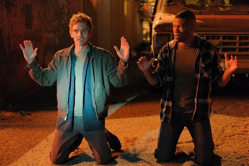 Terry Wright (Charles Baker, l.) und Dylan Scott (Caleb Castille, r.) werden auf frischer Tat ertappt. – Bild: ZDF und Tony Rivetti