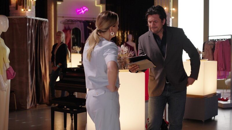 Maximilian (Francisco Medina) ist ausgebremst, als Isabelle (Ania Niedieck) bereits eigene Pläne hat. – Bild: RTL /​ Das unsichtbare Spiel