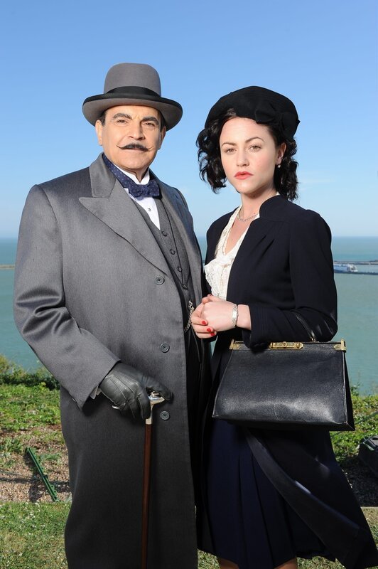 Hercule Poirot (David Suchet), Shelia Webb (Jaime Winstone) – Bild: ITV