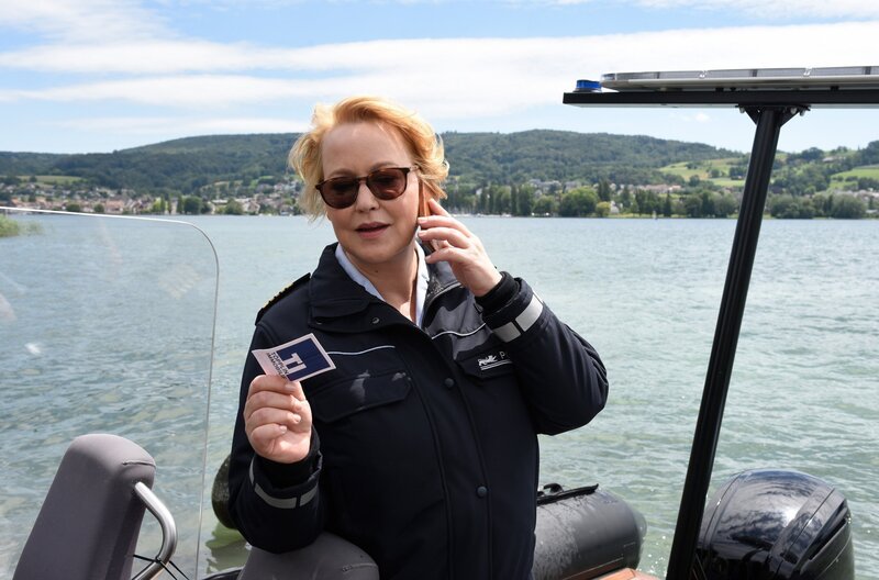 Nele Fehrenbach (Floriane Daniel) gibt erste Ermittlungsergebnisse an ihr Team weiter. – Bild: ARD/​Laurent Trümper /​ ARD-Programmdirektion