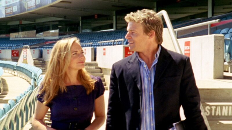 Britta (Tabea Heynig) lässt die Möglichkeit, ihr Karma-Konto auszugleichen, links liegen. Links Rufus (Kai Noll) – Bild: RTL