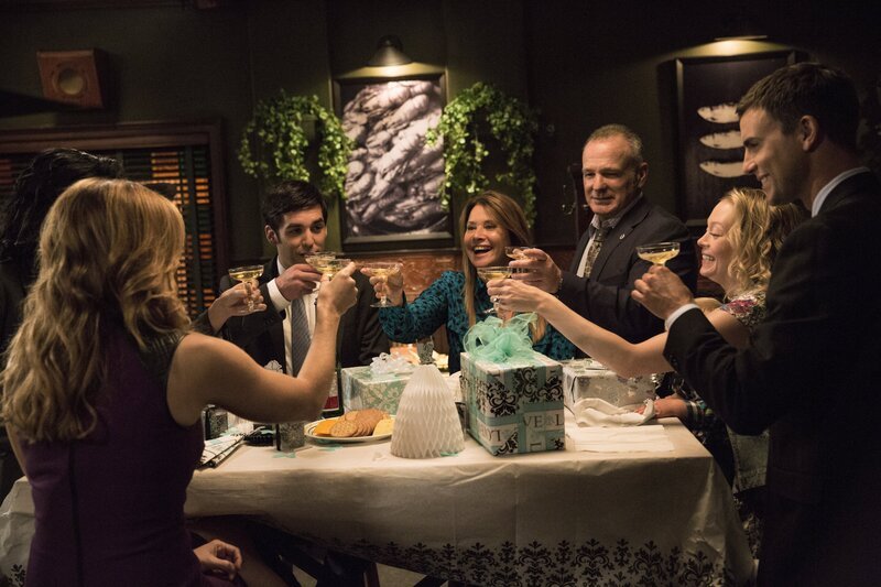 L-R: Maura Isles (Sasha Alexander), Frankie Rizzoli Jr. (Jordan Bridges), Angela Rizzoli (Lorraine Bracco), Cavanaugh (Brian Goodman), Lydia Sparks (Alexandra Holden), Tommy Rizzoli (Colin Egglesfield) – Bild: RTI S.p.A.