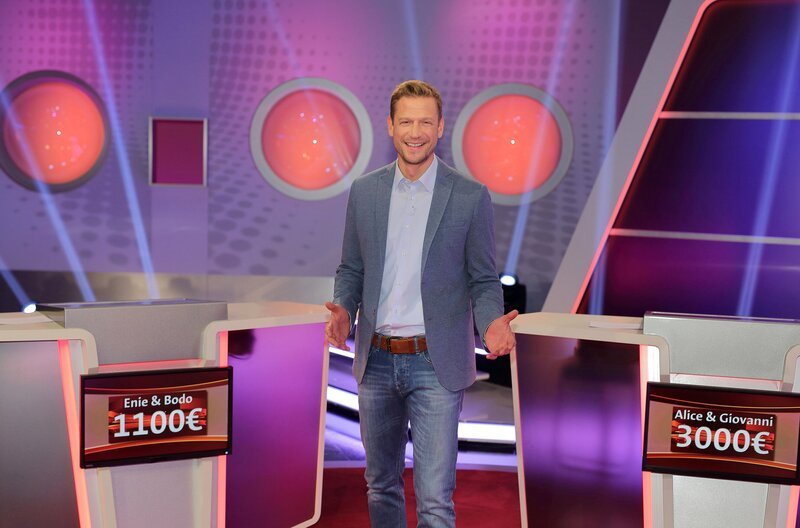 Moderator Florian Weber stellt in seinem SWR Wissensquiz „Meister des Alltags“ die Alltagstauglichkeit seiner prominenten Kandidaten auf die Probe. „Meister des Alltags“ spendet seinen Gewinn einem guten Zweck. Moderation Florian Weber – Bild: SWR/​Peter A. Schmidt