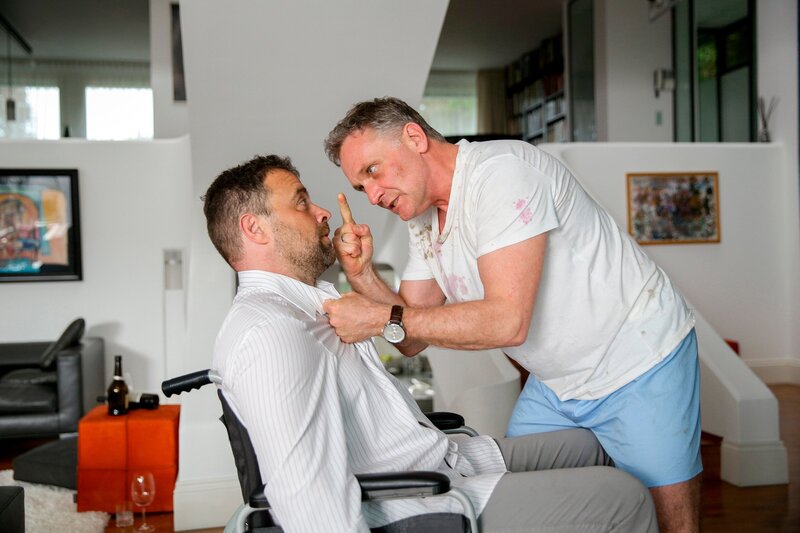 Sabine, wieder ohne Job, macht sich an Bertram heran, was Helga mit wachsendem Hass beobachtet. Maria und Waltraud treffen sich zum Schwangerschaftsturnen. Dr. Heldt hat andere Sorgen. Er wird mit einem Video von Bertrams Datenstick erpresst. Hadrian wird fristlos entlassen. Gemeinsam mit Georg betrinkt er sich. Zu später Stunde treffen die beiden auf Bertram, der gerade aus Helgas Wohnung den Datenstick gestohlen hat und fangen eine Schlägerei an. Am nächsten Morgen findet Caro Hadrian und Georg komatös im Wohnzimmer am Teppich. Und sie findet den Datenstick. Darauf sieht sie, wie Hadrian mit seiner Exfrau Sylvia Sex in einem Stundenhotel hat. Caro haut ab. Abhauen möchte auch Bertram, der weiß, was der Verlust des Sticks für ihn bedeuten kann. Sabine möchte ihn begleiten. Doch dann läutet es an der Türe. – Bild: ARD/​ORF/​MR Film/​Petro Domenigg