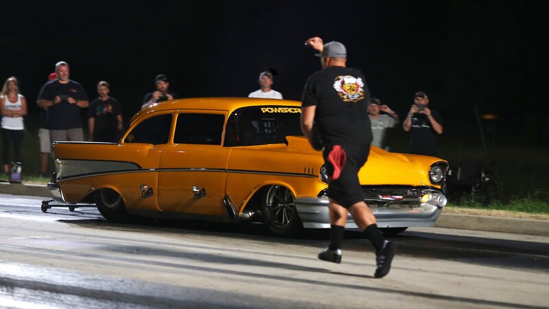 Big Chief hits the light as Jeff Lutz waits at the starting line – Bild: Discovery Channel /​ Photobank 36111_ep518_010 /​ Discovery Communications LLC