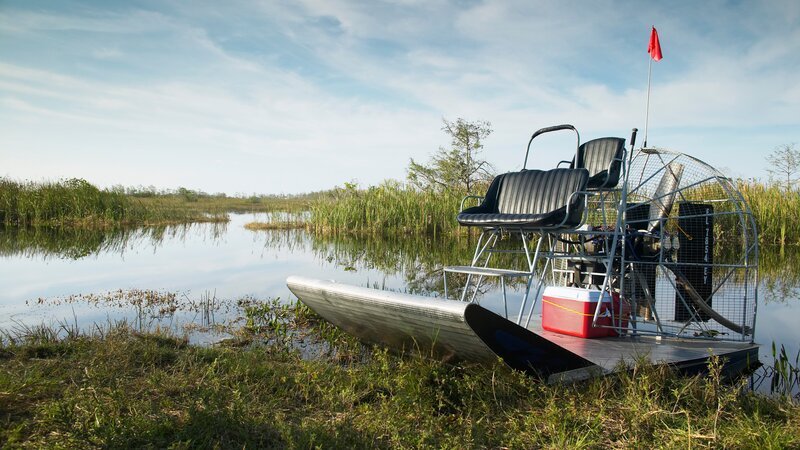 Air boat on bank of creek – Bild: George Doyle