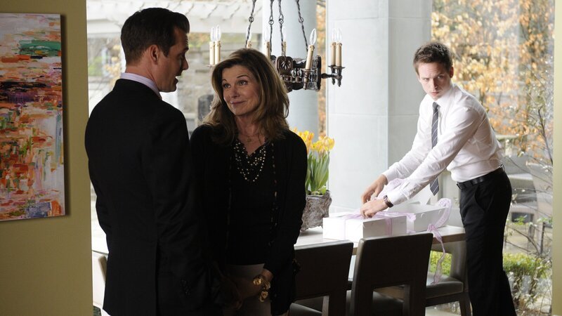 Harvey (Gabriel Macht, l.) und Mike (Patrick J. Adams, r.) sollen mit Unternehmerin Joy McAfferty (Susan Saint James, M.) einen millionenschweren Lizenzvertrag abschließen – doch ein unbedachter Moment bringt alles ins Wanken. – Bild: ZDF