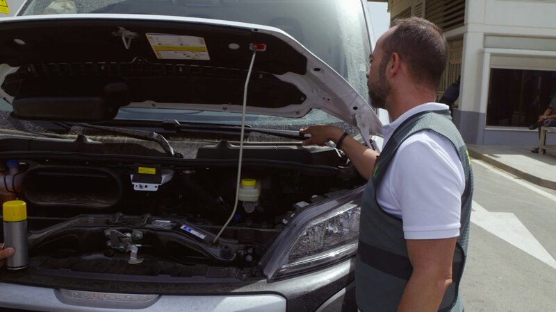 Grenzbeamte kontrollieren den Wagen – Bild: Warner Bros. Discovery