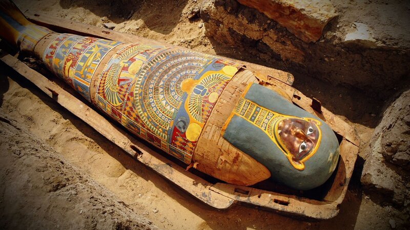 Ein 2.300 Jahre alter ägyptischer Sarkophag wird so ausgestellt, wie er am 3. Mai 2005 bei den Pyramiden von Sakkara südlich von Kairo gefunden wurde. Ca. 300 v. Chr. – Bild: History