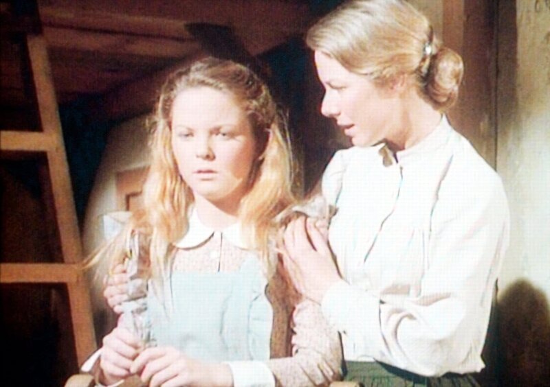 Caroline (Karen Grassle, r.) überbringt ihrer Tochter Mary (Melissa Sue Anderson, l.) die schreckliche Nachricht: Durch eine längst überstandene Augenerkrankung wurden Marys Sehnerven derart geschwächt, dass sie in wenigen Wochen erblinden wird … – Bild: Sat.1 Gold